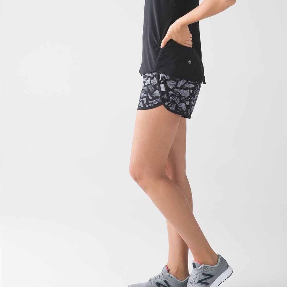 Lululemon Tracker Short IV Mini Warp White Black / Black Abstract Pattern 6